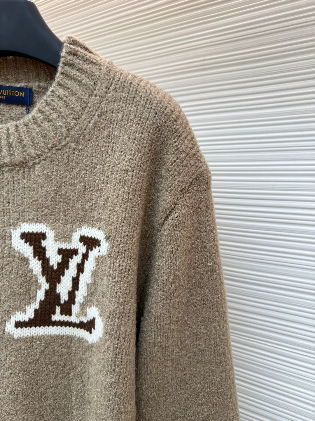LOUIS VUITTON double-sided intarsia sweater ●Original version: Purchased and developed by 10699 ●Item number: 1680925-A85 ●Fabric: wool blended fabric ●Technology: knitted intarsia production ●Version: fitted version ●Weight: about 655 grams ●Size: S-M-L-XL ●Description: Made of custom-woven and dyed sheep wool 65% cotton %20 Spandex 15%. The special washing process is very soft and skin-friendly. It has 7 knitting workers. The thickness of each stitch of the inlay on the clothing logo is consistent with ZP. The back logo is mirror inlay. This crew-neck sweater is made of a blend of sheep wool and yak hair, and uses thick yarn to create a comfortable texture. The contrasting LV logo is integrated into the knitted fabric, and the mirror-effect logo is cleverly displayed on the rear. The casual and elegant design makes it easy to style your weekend look. The overall wiring is straight and delicate, the fabric is comfortable and soft, and the color is consistent without color difference. It can be matched with the same style to create a fashionable look and control various occasions. Customized accessories, complete with three standards, same style for men and women!